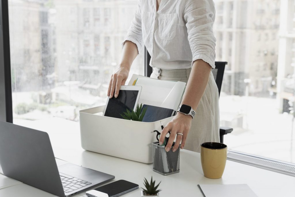 Empleado expatriado preparando su relocation empresarial internacional
