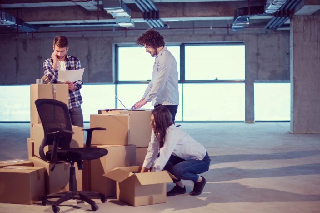  Equipo organizando un traslado internacional de empleados en multinacional